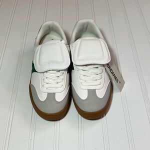 No Boundaries Size 6 Women's White Sneakers with Green